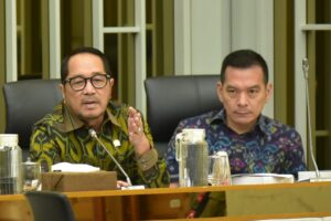 Anggota Komisi IV DPR RI Firman Soebagyo saat mengikuti RDPU Panja Penyusunan RUU Pangan dengan Serikat Petani Indonesia (SPI) dan Jaringan Petani Persada, di Ruang Rapat Komisi IV, Kompleks Parlemen, Senayan, Jakarta, Senin (17/11/2025). Foto: Oji/vel.