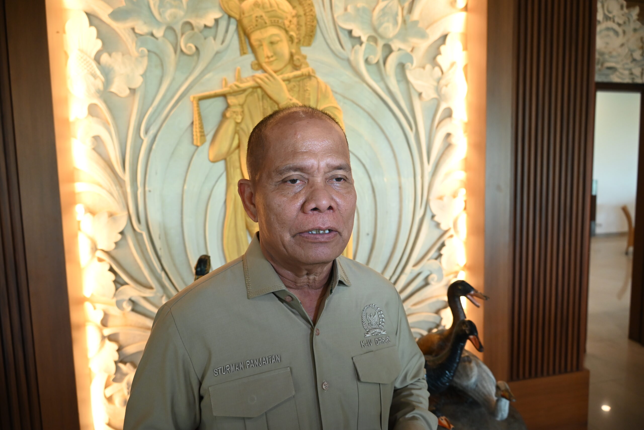 Anggota Komisi IV DPR Sturman Panjaitan saat diwawancarai usai pertemuan kunjungan kerja di Denpasar, Bali, Kamis (20/11/2025). Foto: Yoga/vel.
