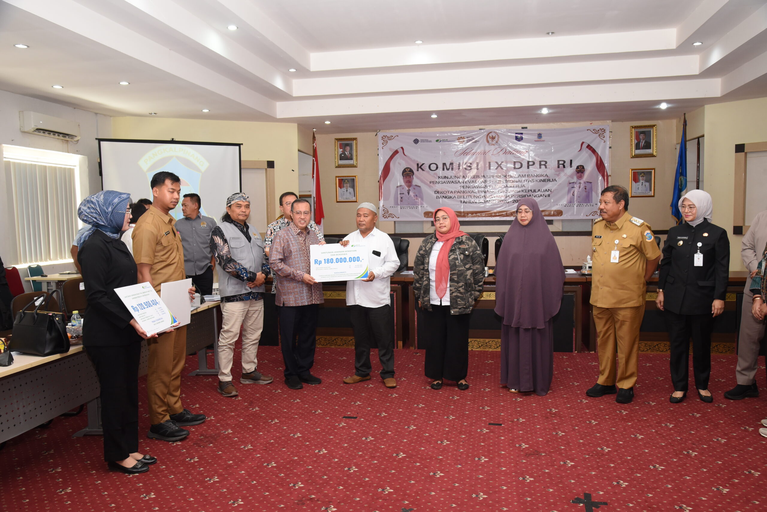 Wakil Ketua Komisi IX DPR RI, Yahya Zaini, saat menyerahkan bantuan dalam kunjungan kerja spesifik Komisi IX DPR ke Kota Pangkal Pinang, Provinsi Kepulauan Bangka Belitung, Senin (24/11/2025). Foto: Kiki/vel.