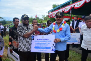 Anggota Komisi IV DPR RI Robert Joppy Kardinal menyerahkan bantuan secara simbolis dalam Kunjungan Kerja Reses Komisi IV DPR RI di Distrik Salawati Utara, Kampung Kalobo, Kabupaten Raja Ampat, Papua Barat Daya, Jumat (31/10/2025). Foto: Eki/vel.