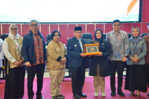 Wakil Ketua Komisi IX DPR RI, Nihayatul Wafiroh saat alam pertemuan bersama Pemerintah Provinsi Sumatera Barat, Dinas Tenaga Kerja, BPJS Ketenagakerjaan, APINDO, dan serikat pekerja di Padang, Sumatera Barat, Senin(10/11/2025). Foto : Aar/Andri