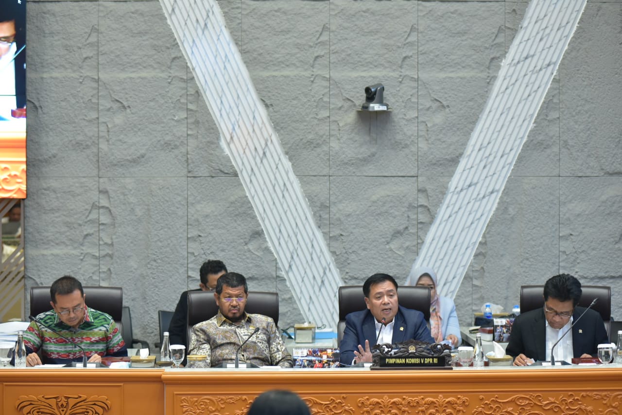 Ketua Komisi V DPR RI, Lasarus, saat memimpin Rapat Kerja Komisi V DPR RI di Gedung Nusantara, Senayan, Jakarta pada Senin (17/11/2025). Foto: Oji/vel.