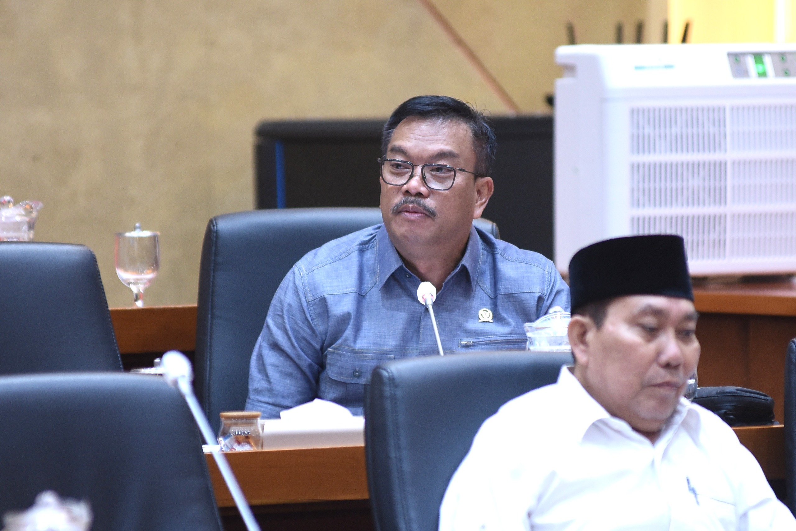 Anggota Komisi IX DPR RI, Edy Wuryanto saat mengikuti rapat Komisi IX di Gedung Nusantara, DPR RI, Senayan, Jakarta, Senin (17/11/2025). Foto: Geraldi/vel.