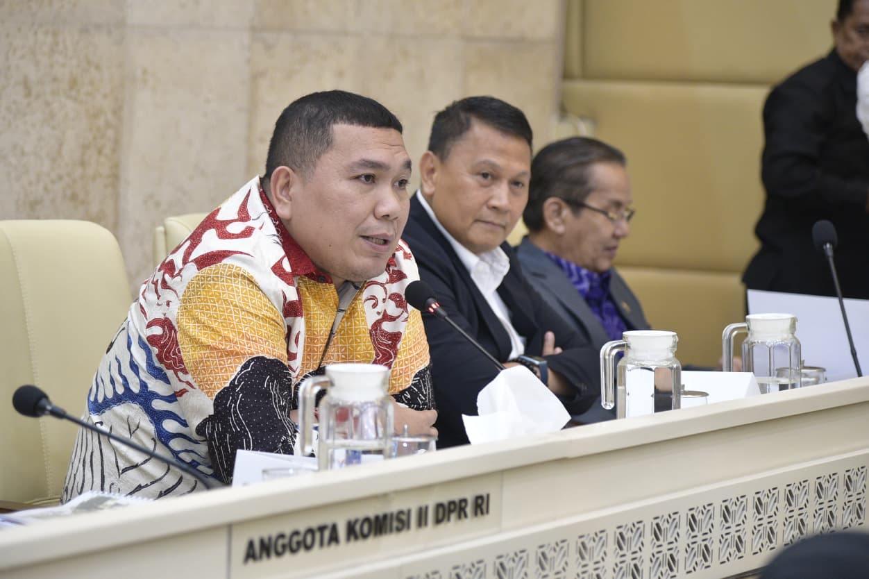 Anggota Komisi II DPR RI, Bob Andika Mamana Sitepu saat mengikuti rapat Komisi II DPR dengan Bawaslu di ruang rapat Komisi II DPR RI, Senayan, Jakarta, Senin (24/11/2025). Foto: Munchen/vel.