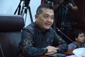 Ahli media sosial Ismail Fahmi hadir sebagai saksi ahli dalam sidang terbuka MKD atas dugaan pelanggaran etik lima anggota DPR RI nonaktif, di ruang sidang MKD DPR RI, Senayan, Jakarta, Senin (3/11/2025). Foto: Runi/vel.