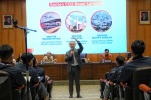 Anggota DPR RI Edy Soeparno saat memberikan materi pada kegiatan Parlemen Remaja di Gedung Nusantara, DPR RI, Senayan, Jakarta Pusat, Selasa (4/11/2025). Foto: Tari/vel.