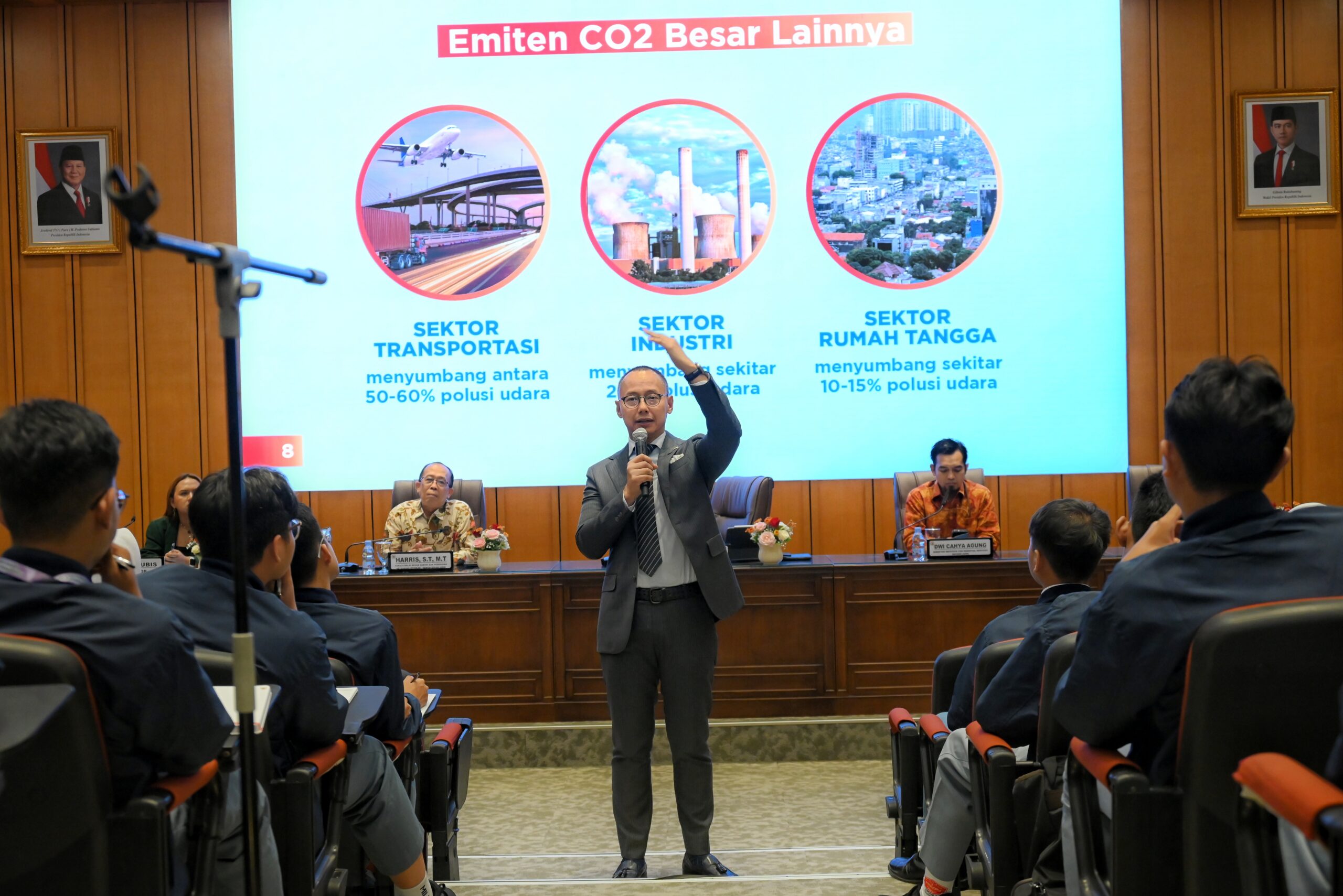 Anggota DPR RI Edy Soeparno saat memberikan materi pada kegiatan Parlemen Remaja di Gedung Nusantara, DPR RI, Senayan, Jakarta Pusat, Selasa (4/11/2025). Foto: Tari/vel.