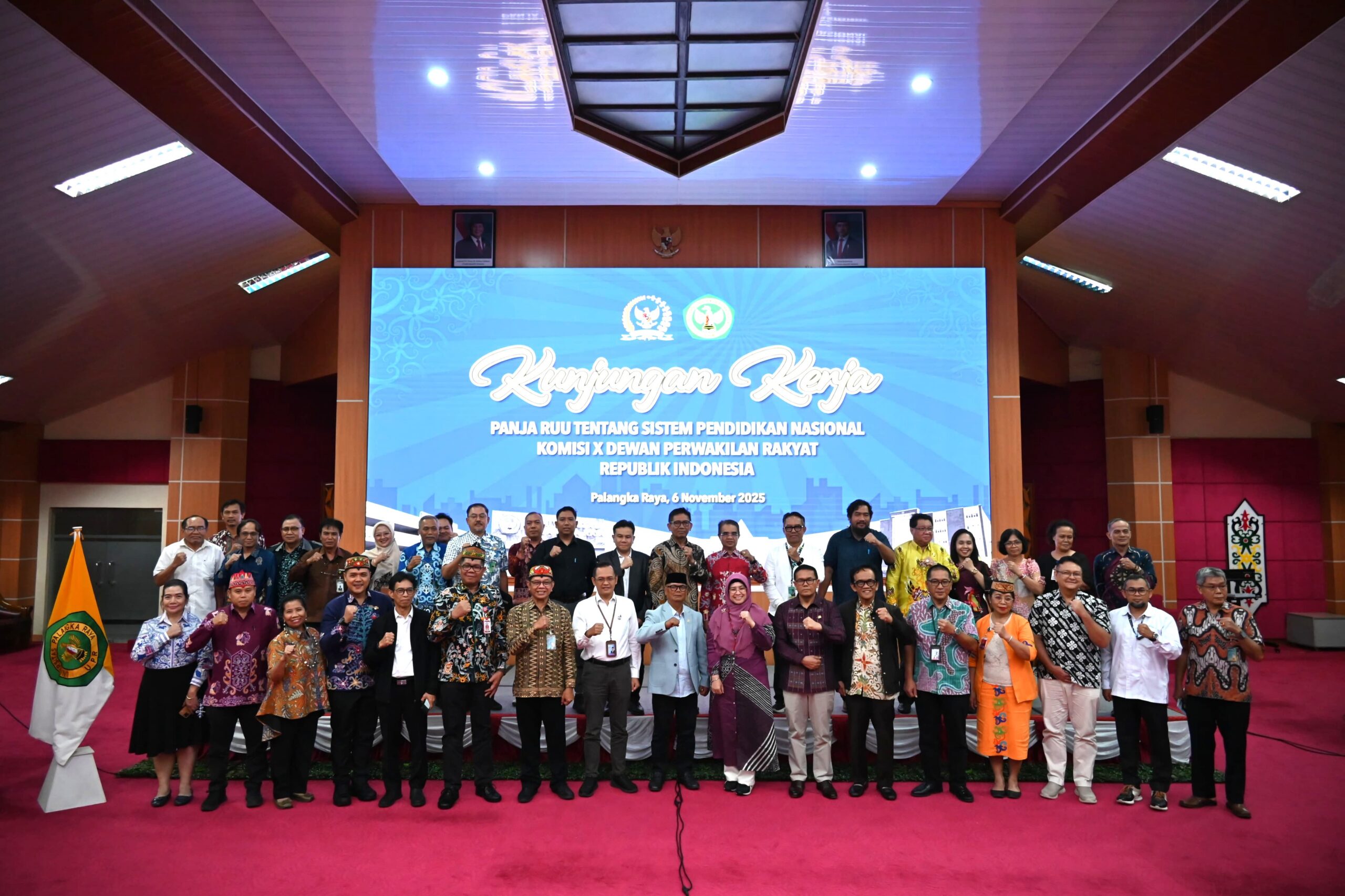 Tim kunjungan kerja panitia kerja Revisi UU Sisdiknas Komisi X DPR RI berfoto bersama usai pertemuan ke Universitas Palangka Raya (UPR), Kalimantan Tengah, Rabu (6/11/2025). Foto: Agung/vel.