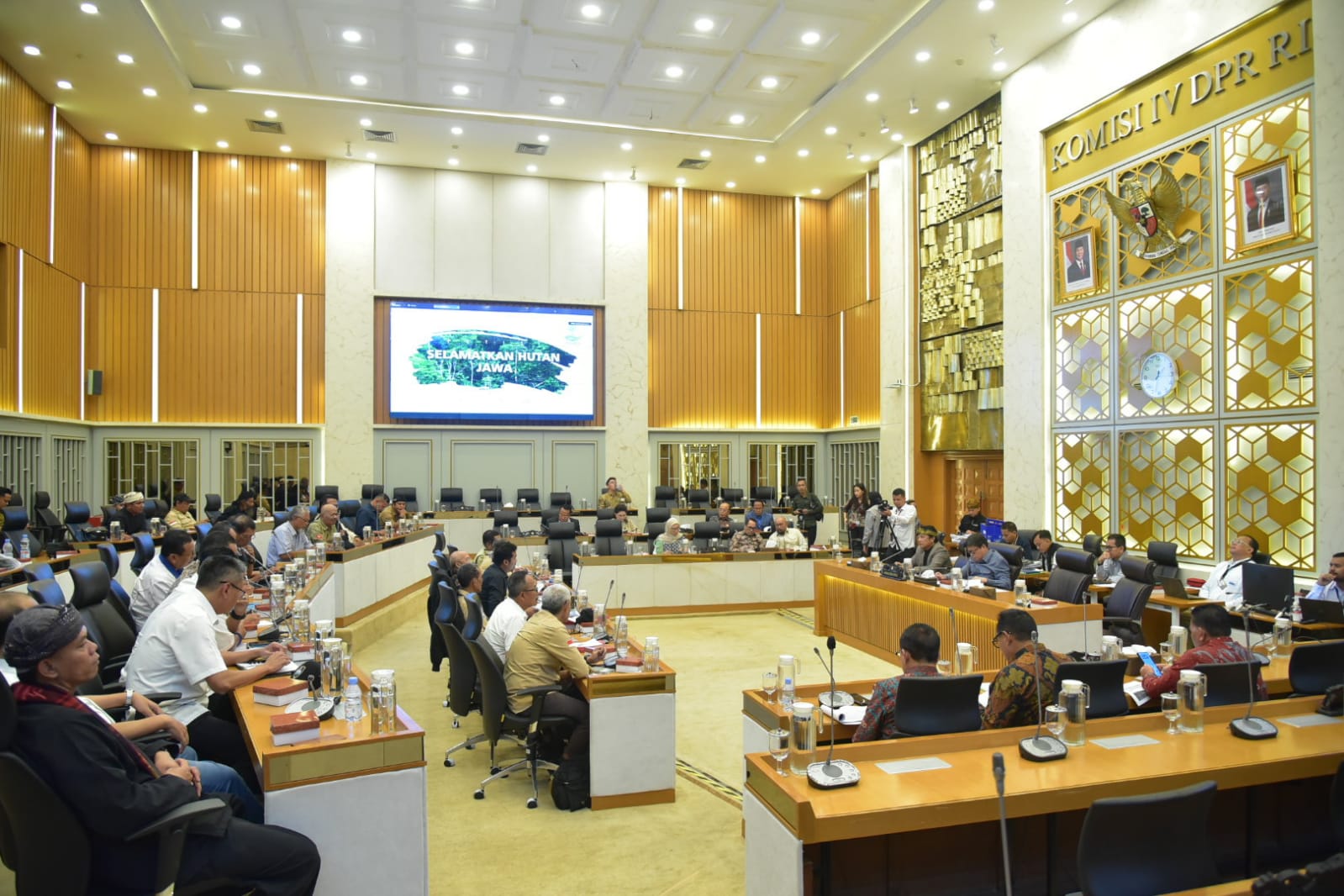 Komisi IV DPR RI saat menggelar Rapat Audiensi dengan Forum Penyelamatan Hutan Jawa di Gedung Nusantara, Senayan, Jakarta, Senin (10/11/2025). Foto: Oji/vel.