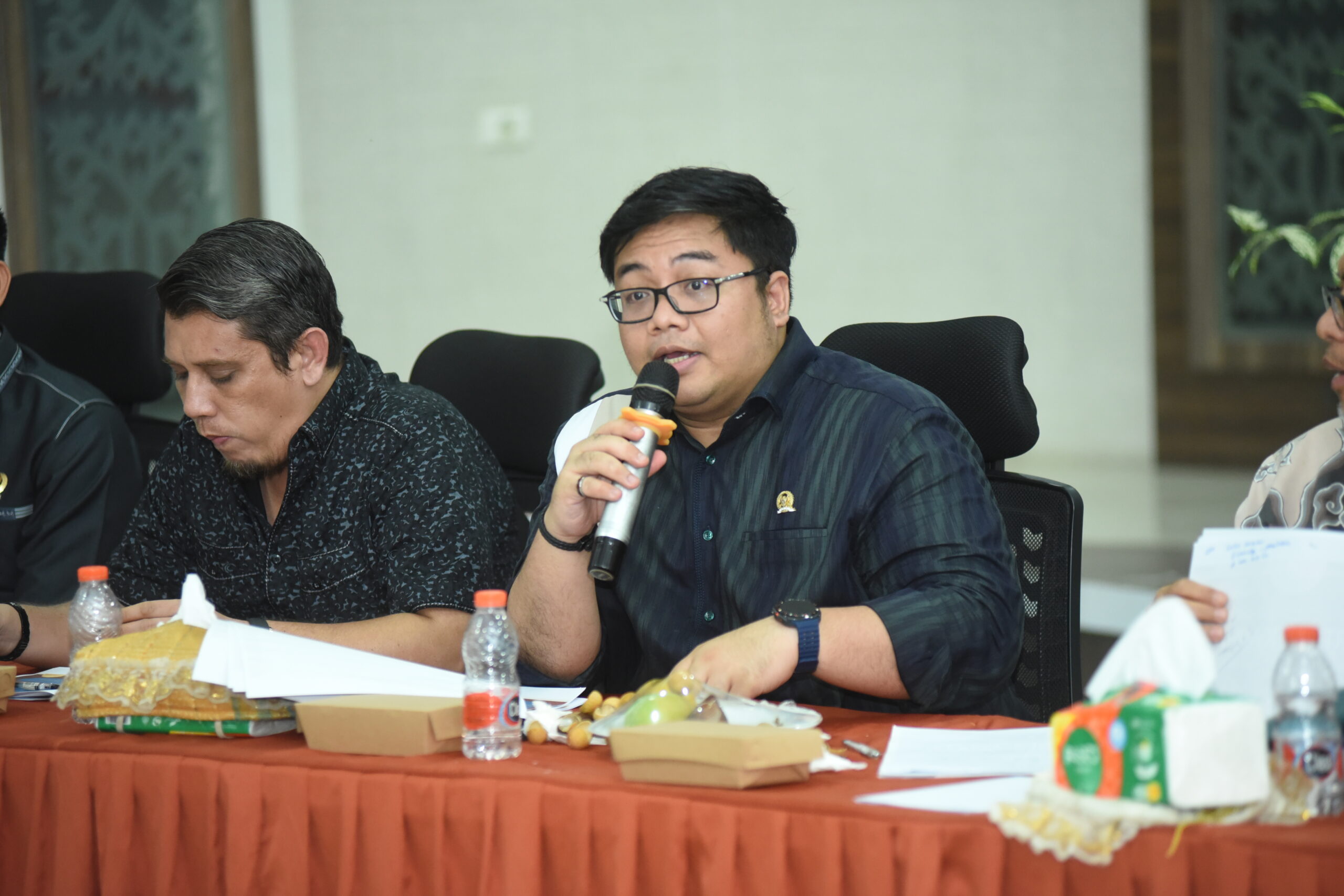 Anggota BAM DPR RI Kawendra Lukistian saat mengikuti rapat dengan semua stake holder dalam kasus sengketa lahan di Kantor Walikota Subulussalam, Aceh, Senin (18/11/2025). Foto: Jaka/vel.