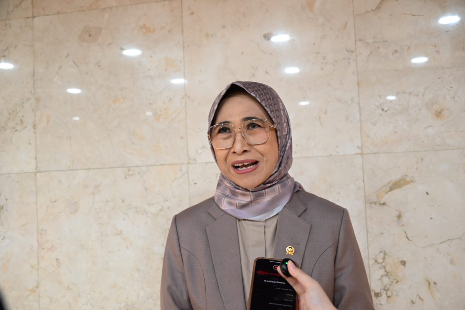 Ketua Komisi X DPR RI Hetifah Sjaifudian saat diwawancarai Parlementaria di Gedung Nusantara II, DPR RI, Senayan, Jakarta, Selasa (18/11/2025). Foto: Mahendra/vel.
