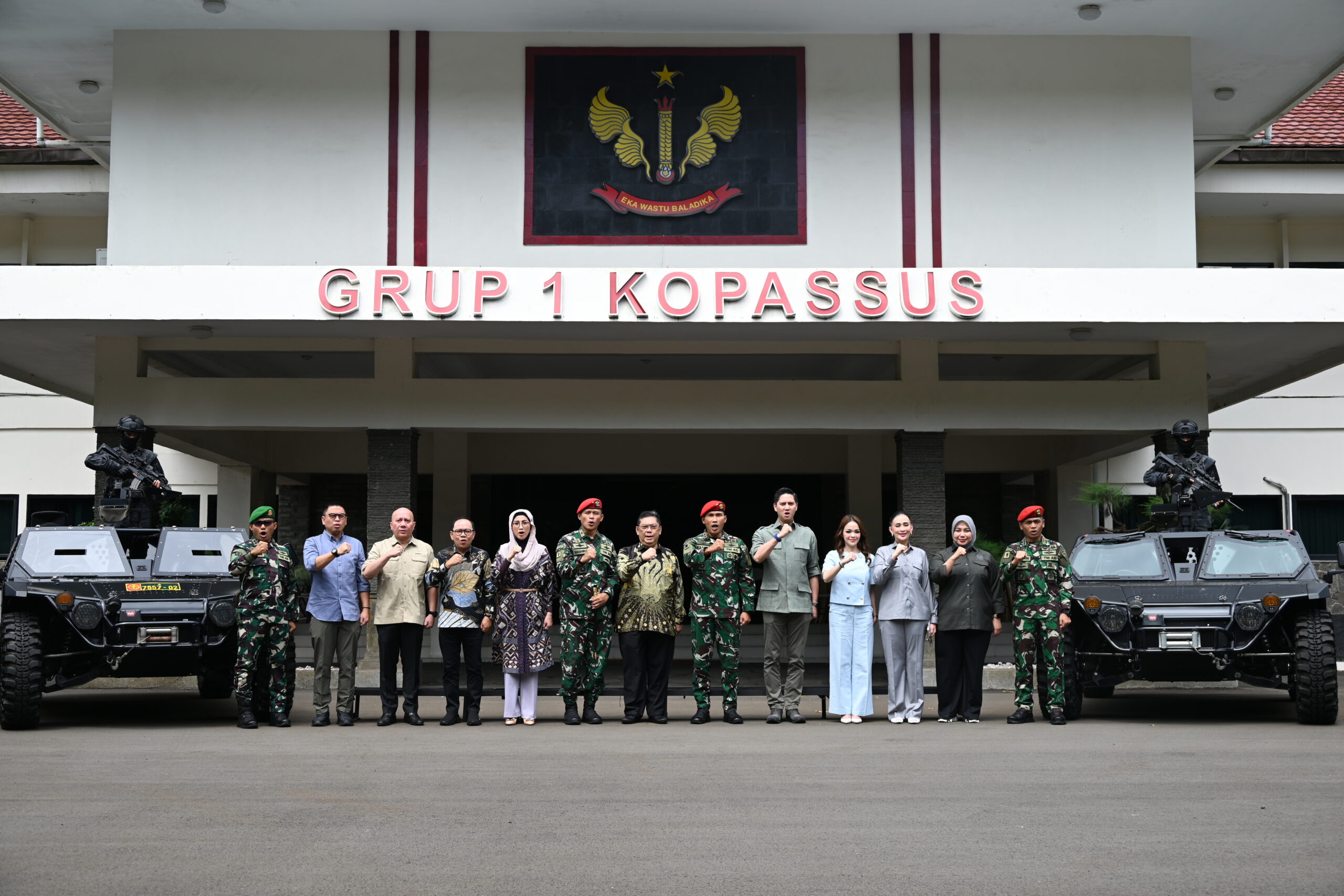 Wakil Ketua Komisi I DPR RI Budisatrio Djiwandono bersama tim berfoto bersama pada Kunjungan Kerja Spesifik Komisi I ke Grup 1 Komando Pasukan Khusus (Kopassus) di Kota Serang, Banten, Kamis (24/7/2025). Foto: Saum/vel.