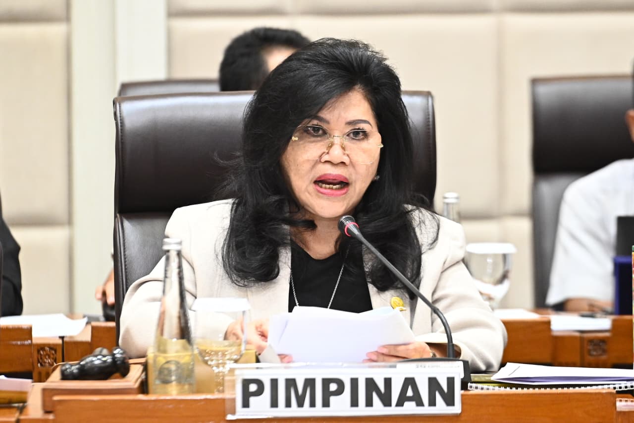 Wakil Ketua Komisi VII DPR RI Evita Nursanty dalam RDP dengan Dirjen ILMATE Kementerian Perindustrian serta Ketua Harian Satuan Tugas (Satgas) CS-137 di Ruang Rapat Komisi VII, Senayan, Jakarta, Senin (10/11/2025). Foto : Farhan/Andri.