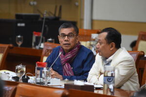 Anggota Komisi III DPR RI Hinca Pandjaitan saat mengikuti RDP bersama Wakapolri, Plt. Wakil Jaksa Agung, dan Plt. Kepala Bawas Mahkamah Agung, di Ruang Rapat Komisi III, Selasa (18/11/2025). Foto: Dep/vel.