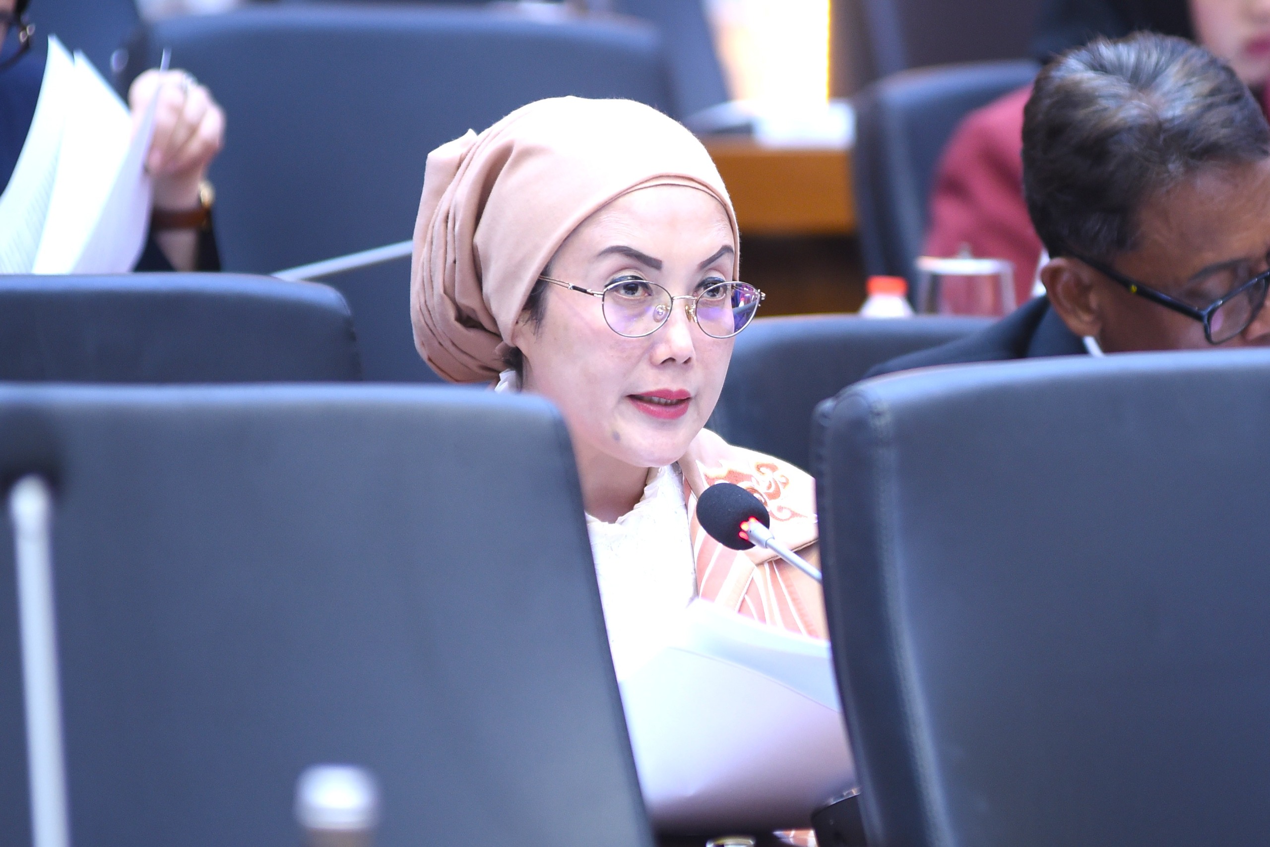 Anggota Baleg DPR RI Selly Andriany Gantina, saat mengikuti Rapat Panitia Kerja (Panja) presentasi hasil kajian tim ahli tentang RUU Pelindungan Saksi dan Korban di Gedung Nusantara I, Senayan, Jakarta, Senin (24/11/2025). Foto: Geraldi/vel.
