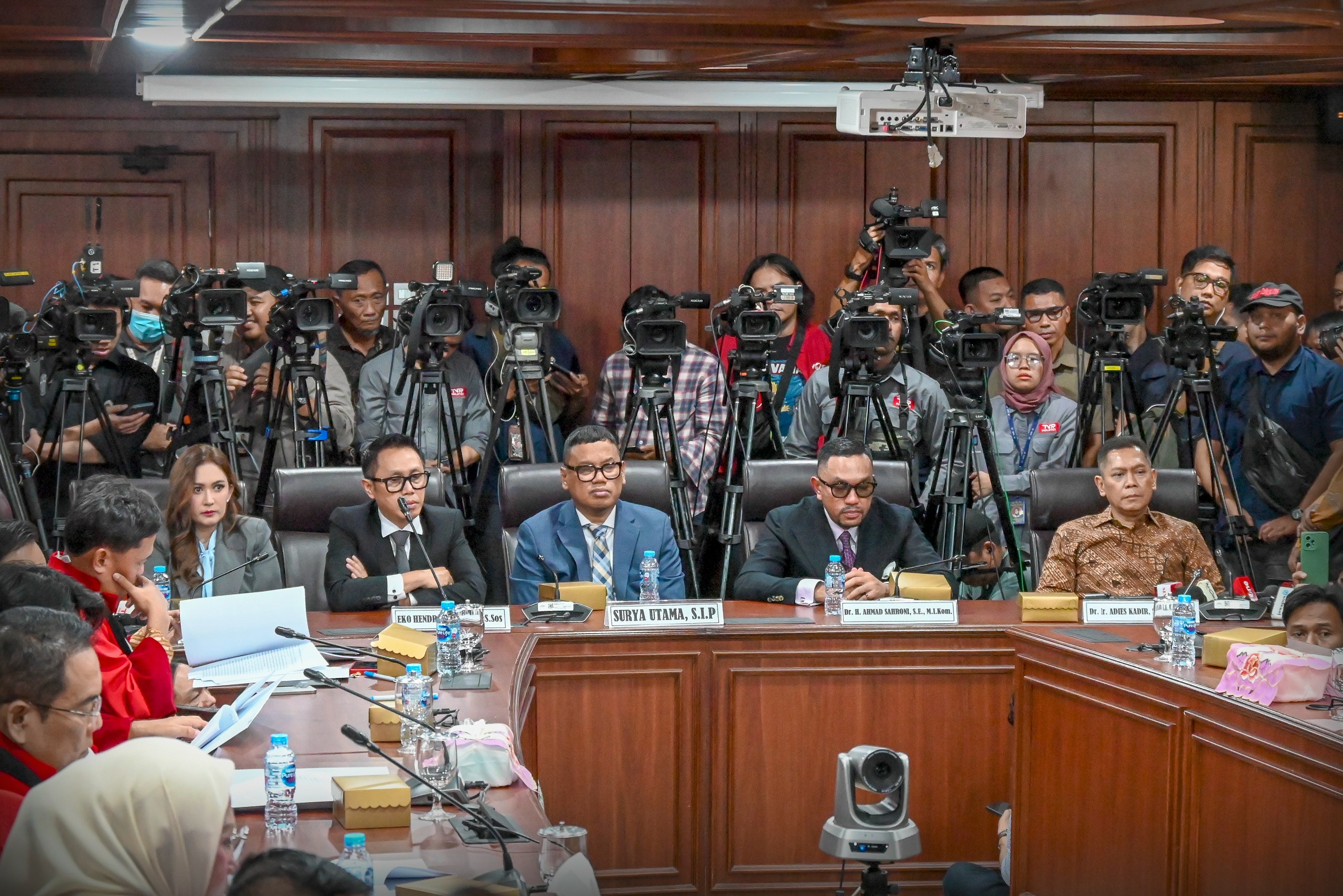 Suasana sidang terbuka Mahkamah Kehormatan Dewan (MKD) DPR RI terkait dugaan pelanggaran kode etik lima Anggota DPR RI nonaktif, di ruang sidang MKD,Rabu (5/11/2025). Foto: Mario/vel.