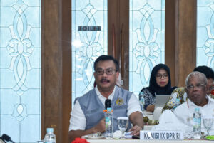 Anggota Komisi IX DPR RI Edy Wuryanto dalam mengikuti rapat kerja Komisi IX bersama Gubernur Maluku Hendrik Lewerissa bersama jajaran Pemerintah, di Ambon, Maluku, Jumat (30/10/2025). Foto: Safitri/vel.