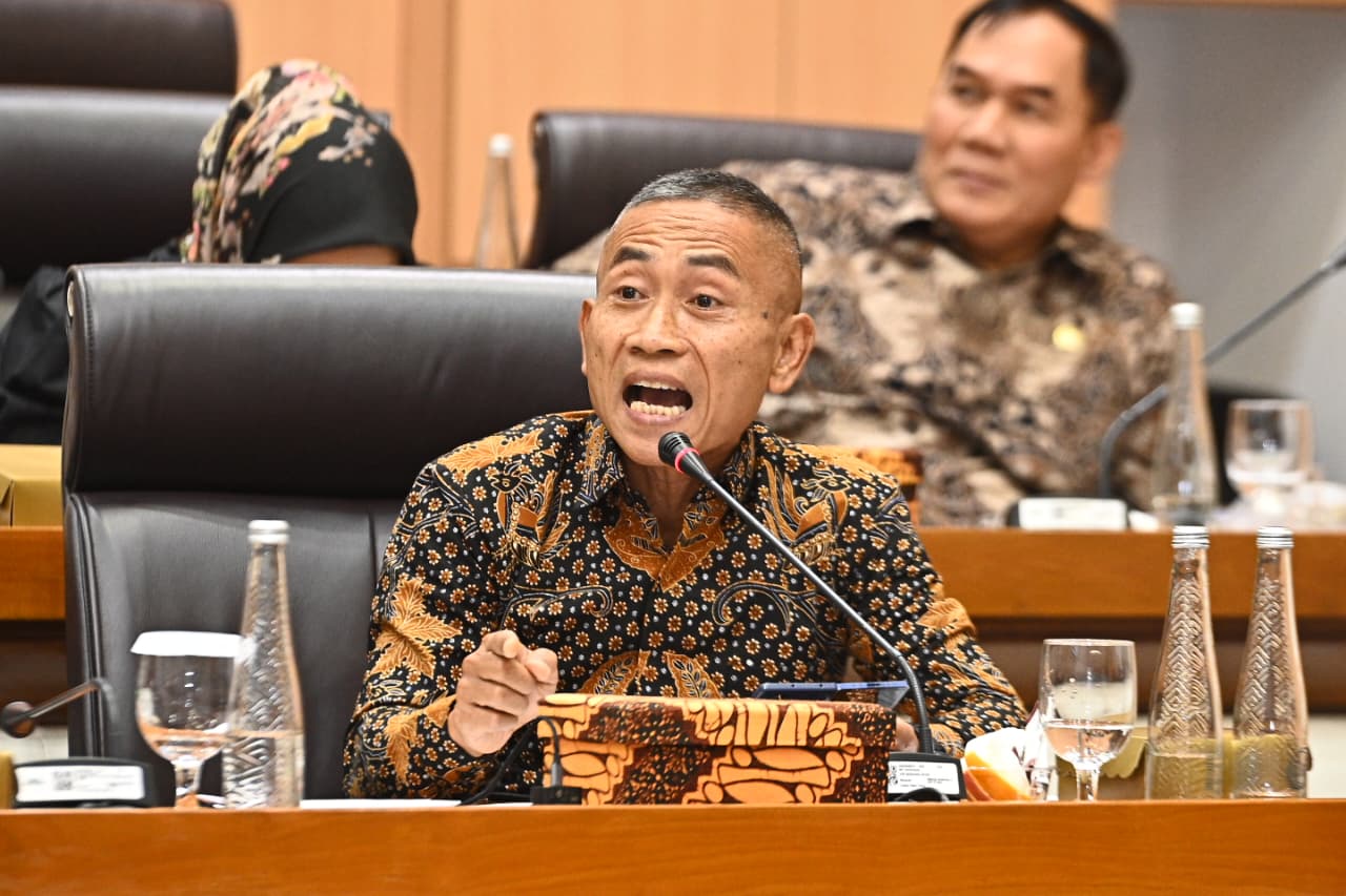 Anggota Komisi VII DPR RI, Yoyok Riyo Sudibyo dalam RDP Komisi VII DPR RI RDP dengan Dirjen Industri Agro dan Kepala Badan Standardisasi Kemenperin serta Perusahaan AMDK di Gedung DPR, Senayan, Jakarta, Senin (10/11/2025). Foto : Farhan/Andri.