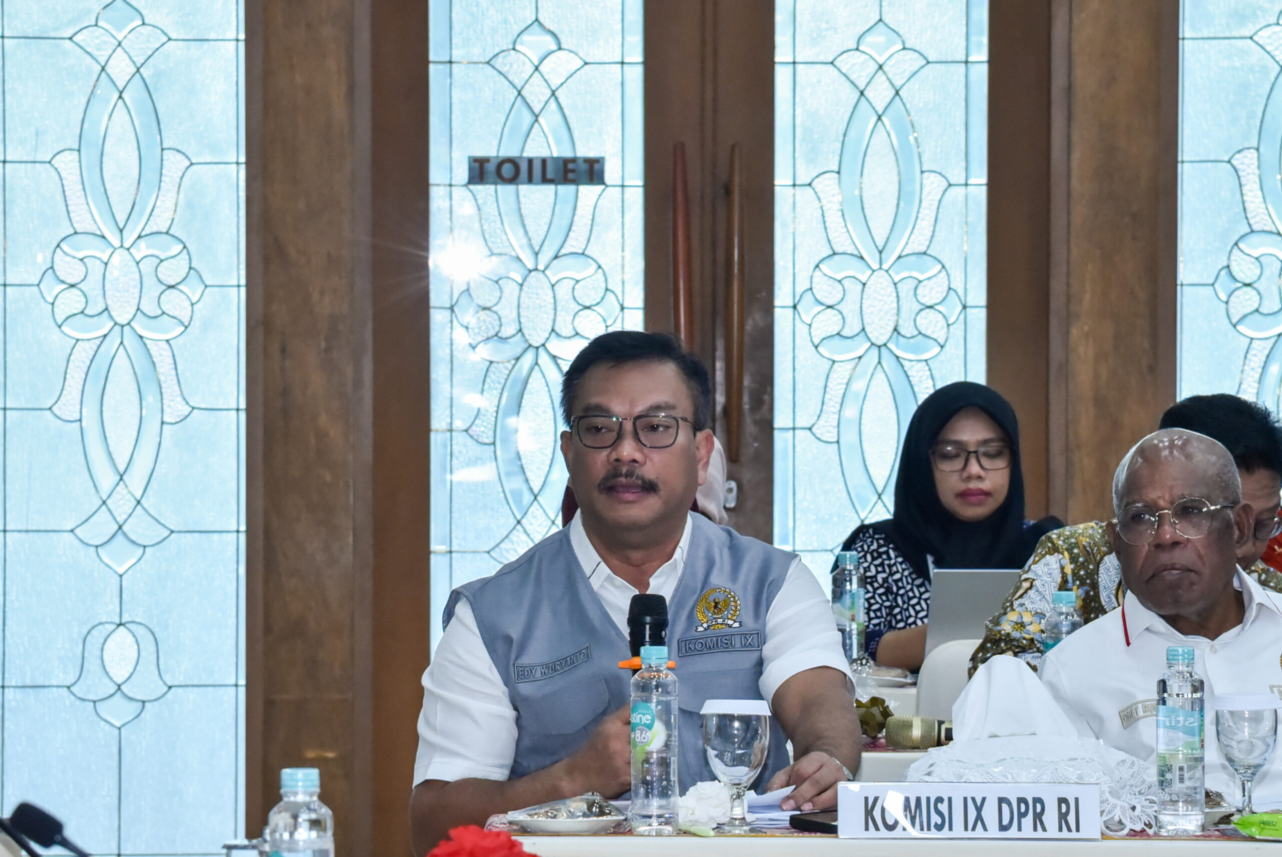 Anggota Komisi IX DPR RI Edy Wuryanto dalam mengikuti rapat kerja Komisi IX bersama Gubernur Maluku Hendrik Lewerissa bersama jajaran Pemerintah, di Ambon, Maluku, Jumat (30/10/2025). Foto: Safitri/vel.