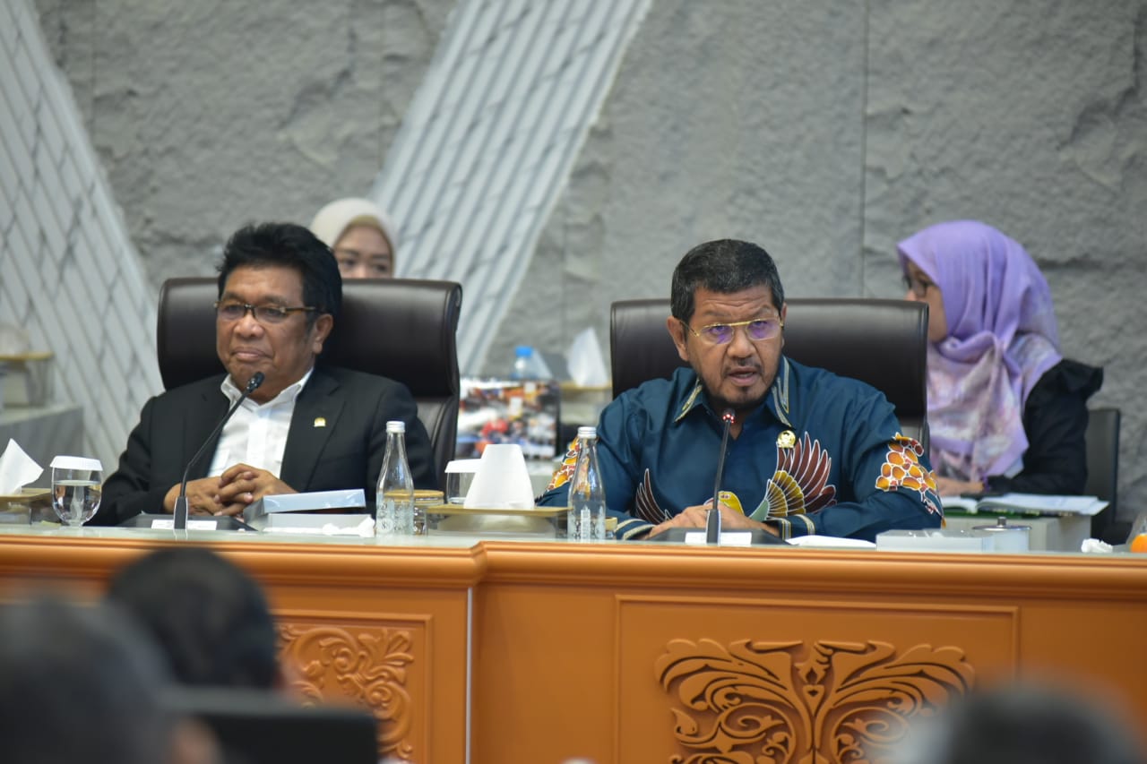 Wakil Ketua Komisi V DPR RI, Roberth Rouw, saat mengikuti Menteri Perhubungan yang diselenggarakan di Gedung Nusantara, Senayan Jakarta pada Selasa (18/11/2025). Foto: Oji/vel.