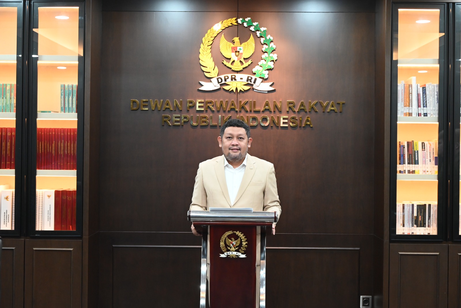 Anggota Komisi III DPR RI, Abdullah, saat menyampaikan keterangan resmi DPR RI atas permohonan uji materiil UU Minerba secara virtual dari Gedung Sekretariat Jenderal DPR RI, Rabu (19/11/2025). Foto: Alma/vel.