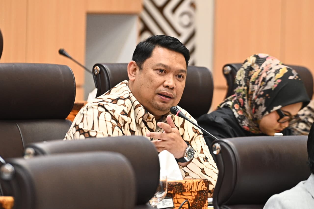 Anggota DPR RI Komisi VII, Ilham Permana dalam RDP Komisi VII DPR RI dengan Direktur Jenderal Industri Agro dan Kepala BSKJI Kementerian Perindustrian RI di Ruang Rapat Komisi VII, Senayan, Jakarta, Senin (10/11/2025). Foto : Farhan/Andri.