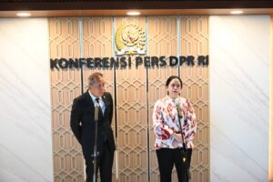 Ketua DPR RI Puan Maharani (kanan) saat memberikan keterangan kepada awak media di Gedung DPR, Selasa (18/11/2025). Foto: Mahendra/vel.