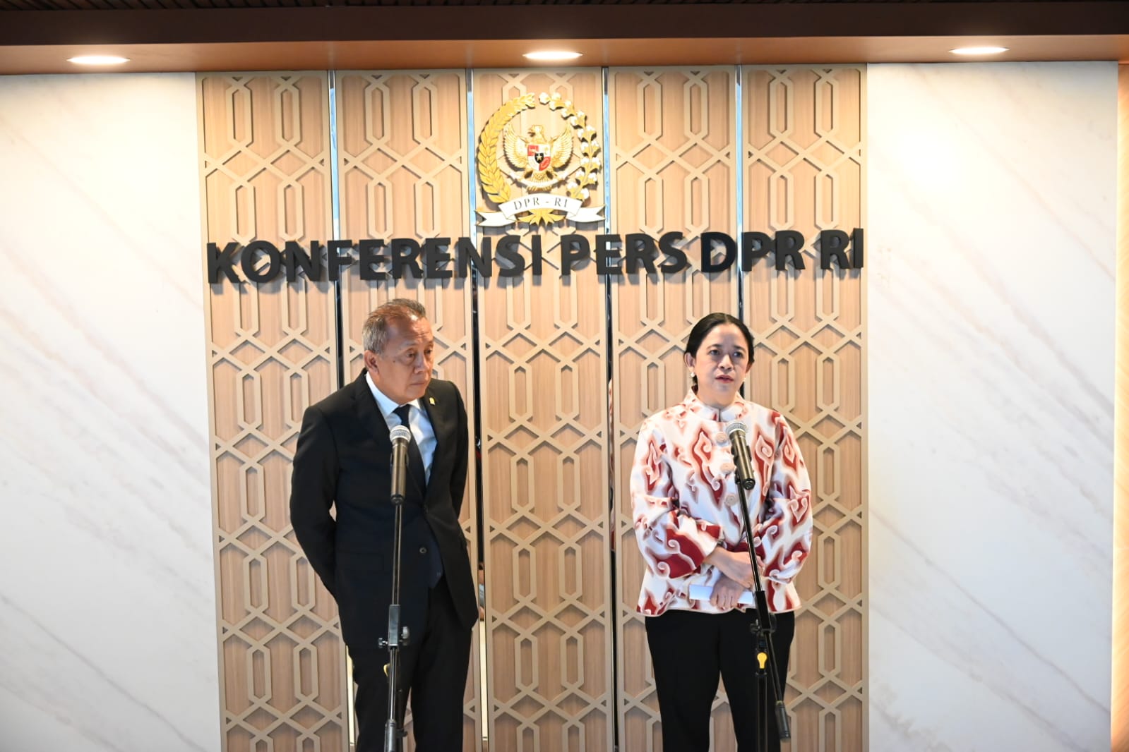 Ketua DPR RI Puan Maharani (kanan) saat memberikan keterangan kepada awak media di Gedung DPR, Selasa (18/11/2025). Foto: Mahendra/vel.