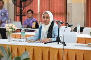 Anggota Komisi X DPR RI Karmila Sari saat mengikuti pertemuan Kunjungan Kerja Spesifik Komisi X DPR ke Balai Guru dan Tenaga Pendidikan (BGTK), Kota Banjarbaru, Provinsi Kalimantan Selatan, Rabu (19/11/2025). Foto: Saum/vel.