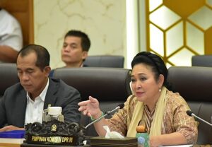 Ketua Komisi IV DPR RI Siti Hediati Hariyadi saat memimpin agenda Rapat Kerja Komisi IV dengan Menteri Kelautan dan Perikanan Sakti Wahyu Trenggono di Gedung Nusantara, Senayan, Jakarta, Rabu (5/11/2025). Foto : Oji/Andri.
