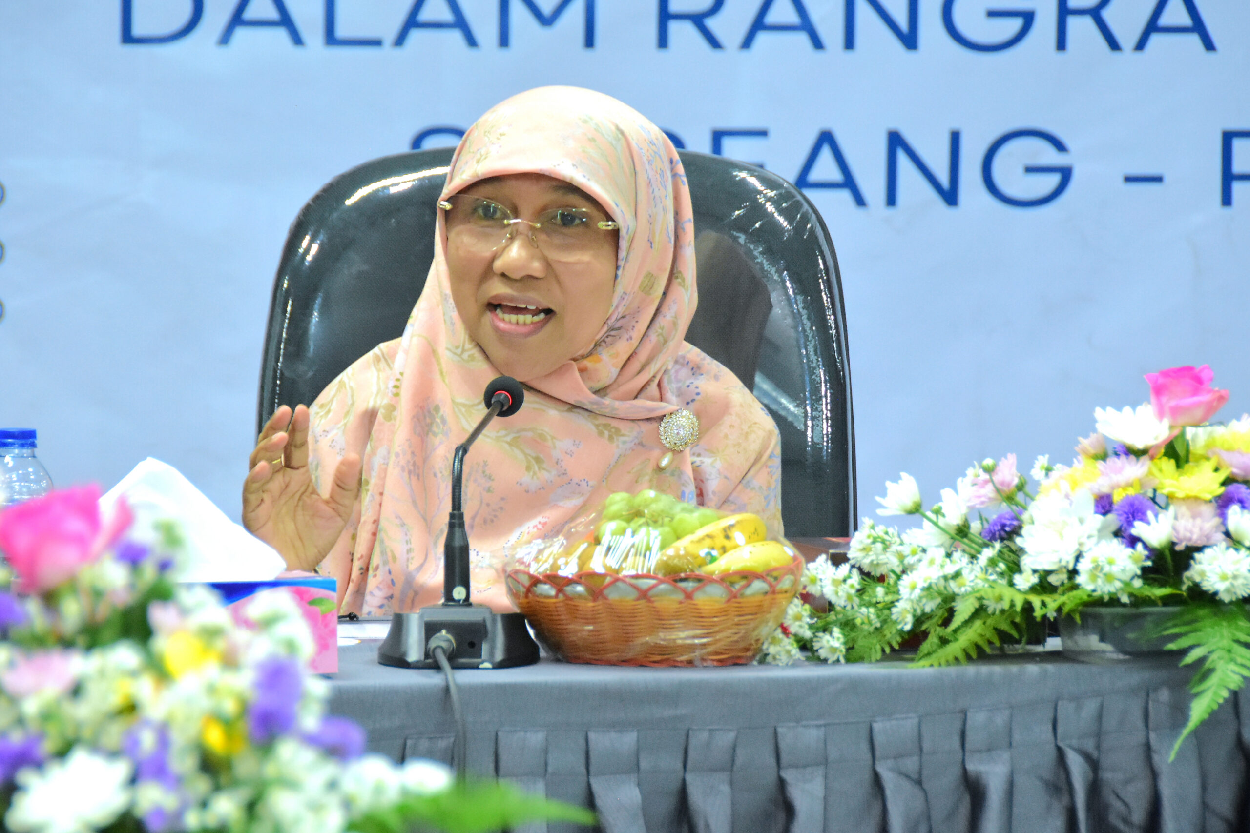 Anggota Komisi V DPR RI, Saadiah Uluputty, saat kunjungan kerja Komisi V ke Ruas Tol Soreang–Pasir Koja (Soroja) bersama Kementerian PUPR, PT Citra Marga Nusa Pala (CMNP), KNKT serta stakeholder lainya di Bandung, Kamis (6/11/2025). Foto: Runi/vel.