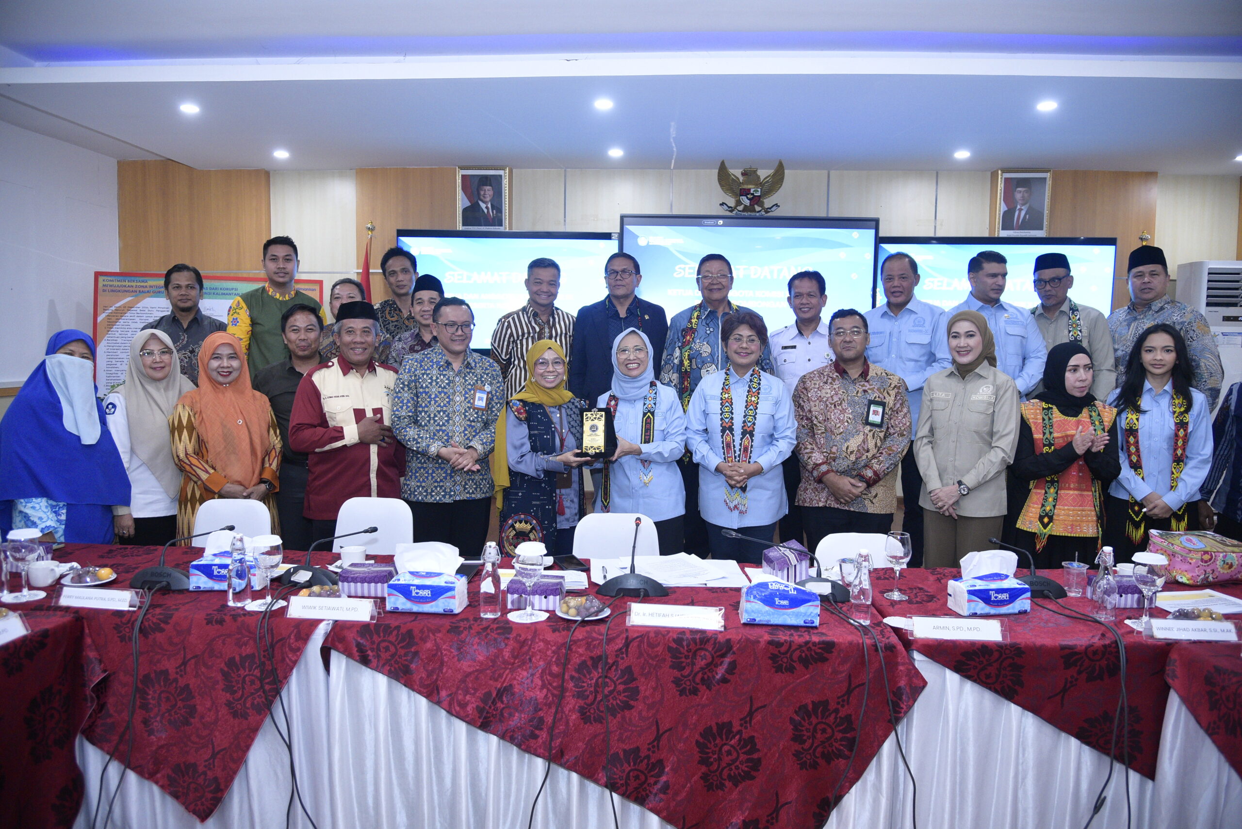 Tim Kunjungan Kerja Spesifik Komisi X DPR RI foto bersama dengan Kepala BGTK Kaltim, Direktur Pendidikan Profesi Guru, para Direktur Kemendikdasmen di Balai Guru dan Tenaga Kependidikan Kalimantan Timur, Rabu (19/11/2025). Foto: Munchen/vel.