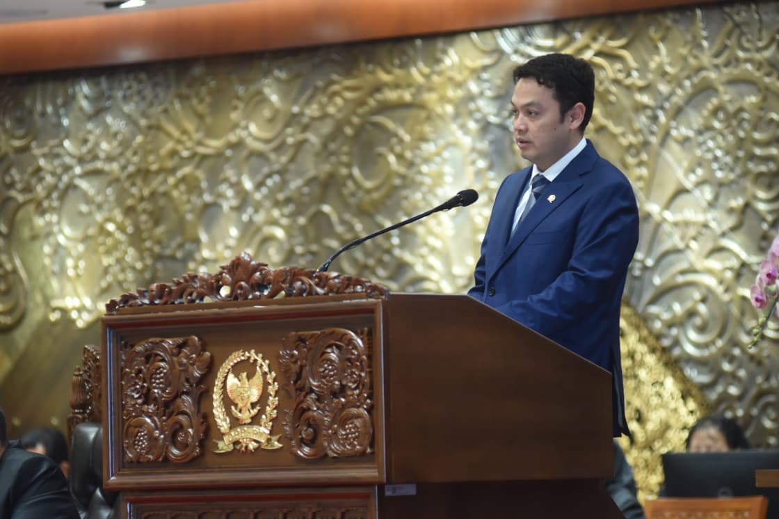 Wakil Ketua Komisi III Dede Indra Permana Soediro saat menyampaikan laporan hasil Uji Kelayakan terhadap 7 (tujuh) orang Calon Anggota Komisi Yudisial, pada rapat paripurna, Selasa, 25 November 2025. Foto: Jaka/vel.