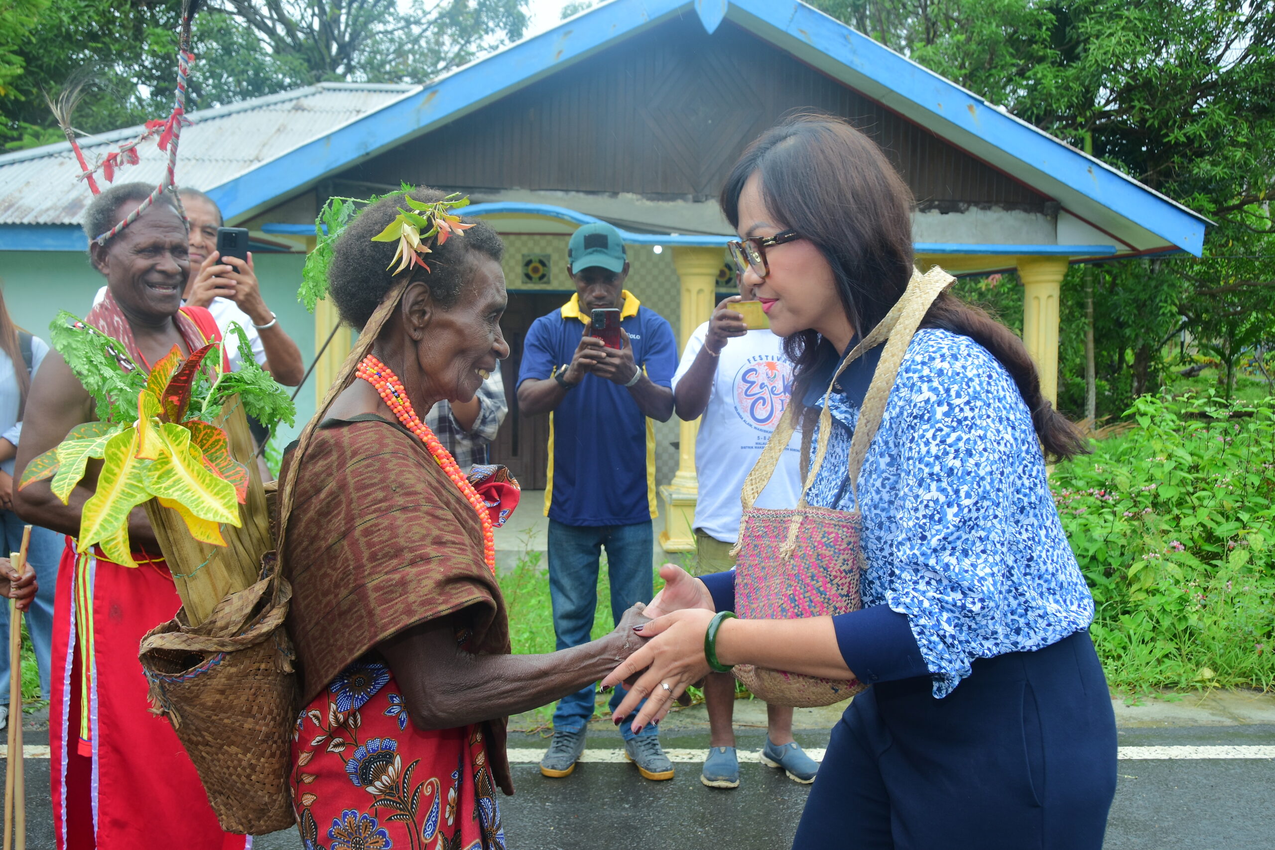 Anggota Panja Ekonomi Biru (Blue Economy) BKSAP DPR RI, Fauziah Helga Tampubolon saat kunjungan kerja BKSAP dalam rangkaian peninjauan praktik ekonomi biru dan konservasi laut di Kota Sorong, Papua Barat Daya, Rabu (12/11/2025). Foto : Runi/Andri