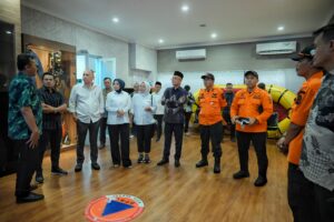 Anggota Komisi VIII DPR RI, Matindas J. Rumambi, saat meninjau BPBD Kota Bekasi dalam rangka kunjungan kerja spesifik, Kamis (20/11/2025). Foto: Tari/vel.