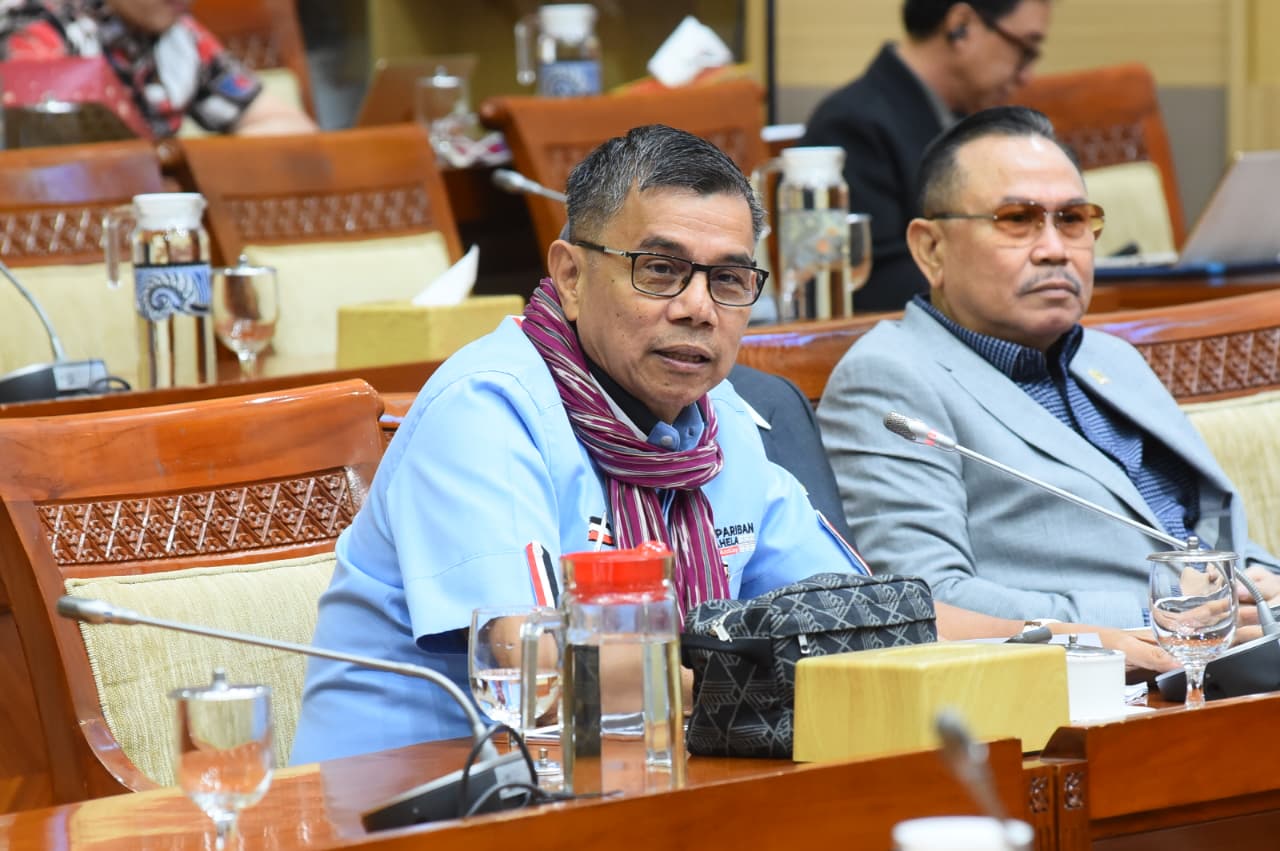 Anggota Komisi III DPR RI, Hinca Panjaitan, saat mengikuti Rapat Dengar Pendapat (RDP) Komisi III DPR dengan Pansel KY di Gedung Nusantara II, Senayan, Jakarta, Senin (17/11/2025). Foto: Dep/vel.