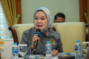 Anggota Komisi IX DPR RI Sri Meliyana saat mengikuti pertemuan dengan Gubernur Kepulauan Riau (Kepri) serta jajaran mitra Komisi IX DPR RI BPJS ketenagakerjaan di Rumah Daerah Gubernur Kepri, Senin (24/11/2025). Foto: Tari/vel.