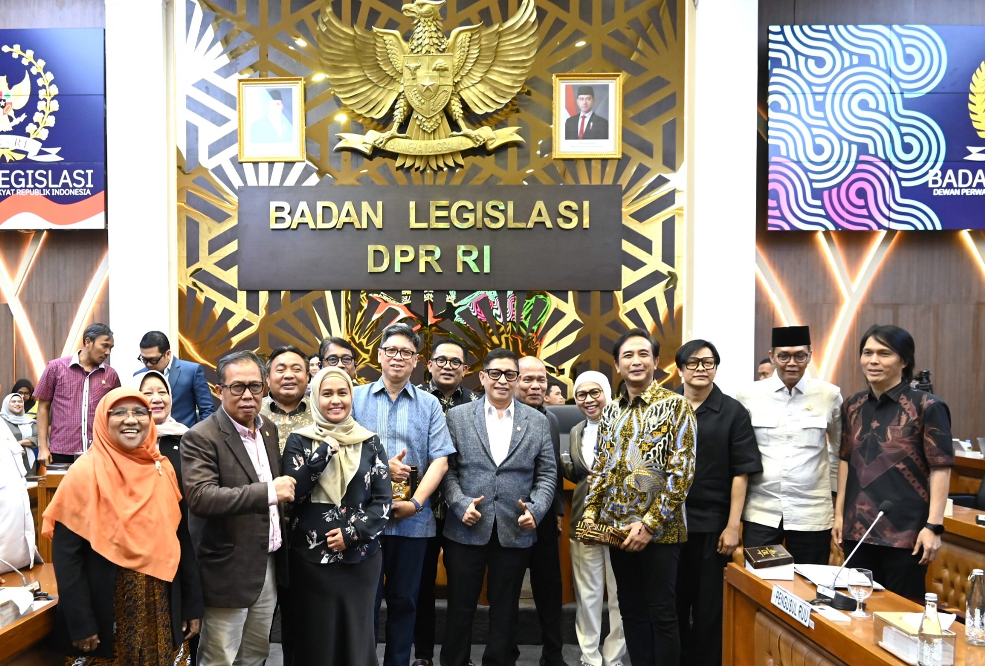 Ketua Baleg DPR RI Bob Hasan foto bersama usai Rapat Panitia Kerja Penyusunan RUU tentang Badan Pembinaan Ideologi Pancasila (BPIP) yang digelar di Gedung Nusantara I, Senayan, Jakarta, Selasa (11/11/2025). Foto : Geraldi/Andri.