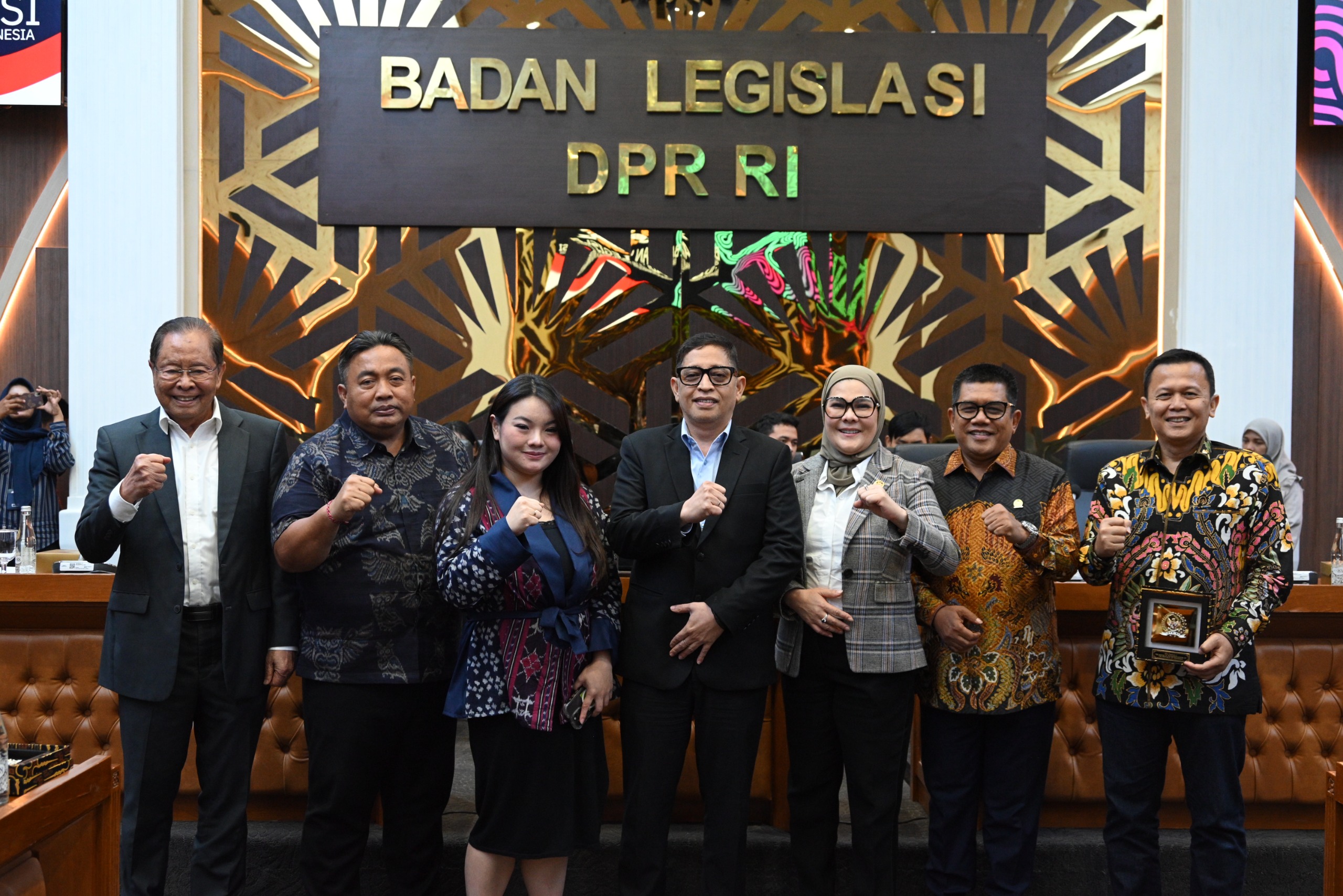 Anggota Baleg DPR RI Eva Monalisa foto bersama usai RDPU antara Baleg DPR RI dan Perkumpulan Pengusaha Kratom Indonesia (P2KI) di Gedung Nusantara I DPR RI, Senayan, Jakarta, Rabu (12/11/2025). Foto : Septamares/Andri