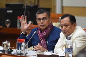 Anggota Komisi III DPR RI Hinca Pandjaitan saat mengikuti RDP Komisi III bersama Wakapolri, Plt. Wakil Jaksa Agung, dan Plt. Kepala Badan Pengawas MA di Kompleks Parlemen, Senayan, Jakarta, Selasa (18/11/2025). Foto: Dep/vel.