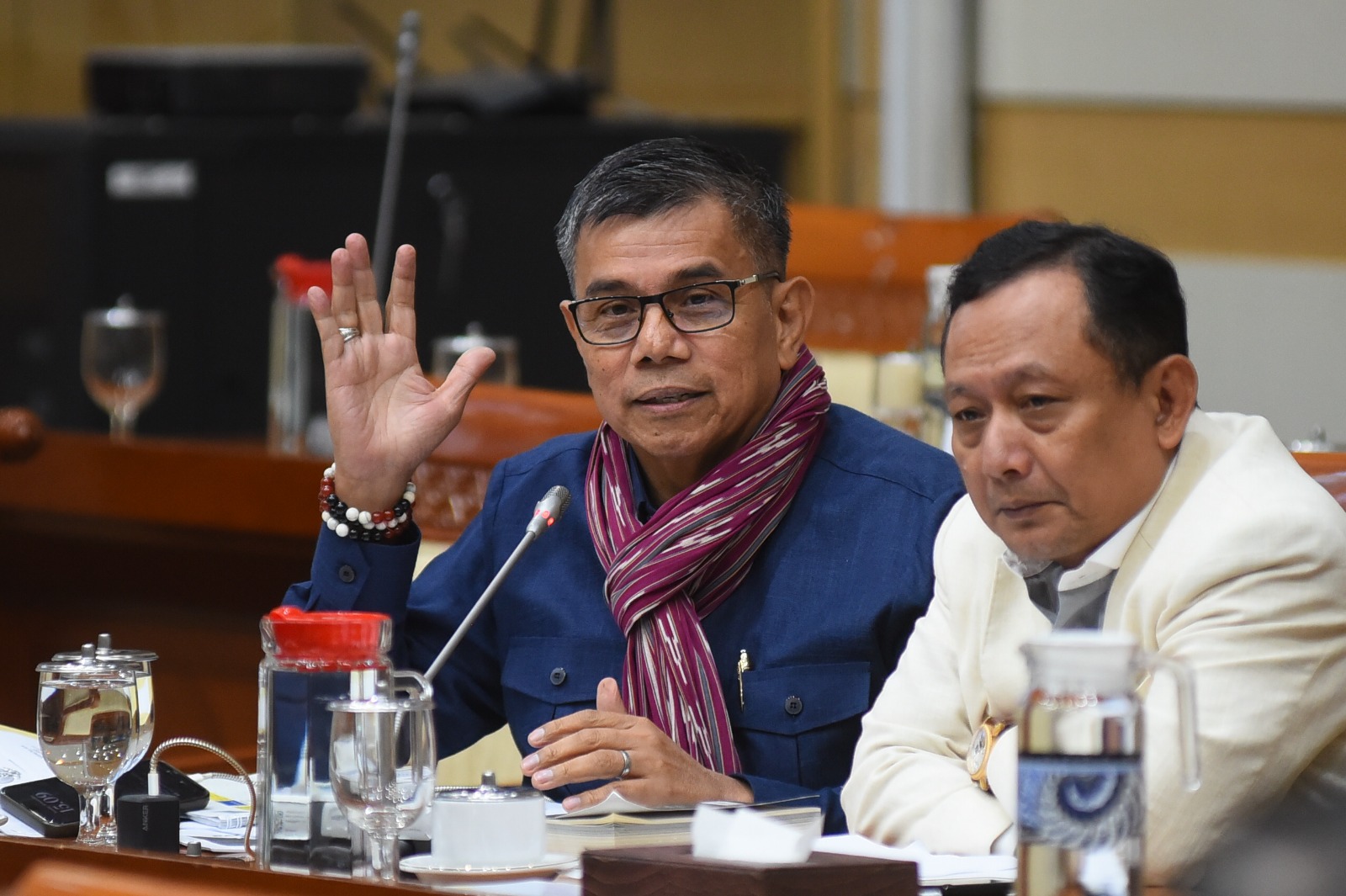 Anggota Komisi III DPR RI Hinca Pandjaitan saat mengikuti RDP Komisi III bersama Wakapolri, Plt. Wakil Jaksa Agung, dan Plt. Kepala Badan Pengawas MA di Kompleks Parlemen, Senayan, Jakarta, Selasa (18/11/2025). Foto: Dep/vel.