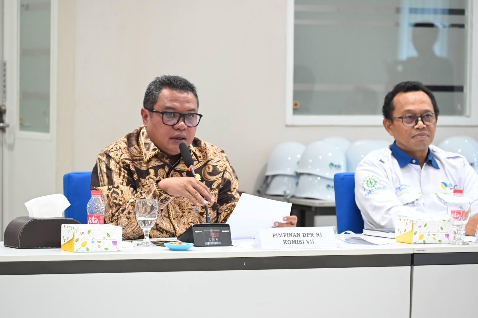 Wakil Ketua Komisi VII DPR RI Lamhot Sinaga saat memimpin Kunjungan Kerja Spesifik Komisi VII DPR RI ke PT Asahimas Chemical (ASC) di Cilegon, Banten, Jumat (21/11/2025). Foto: Novel.