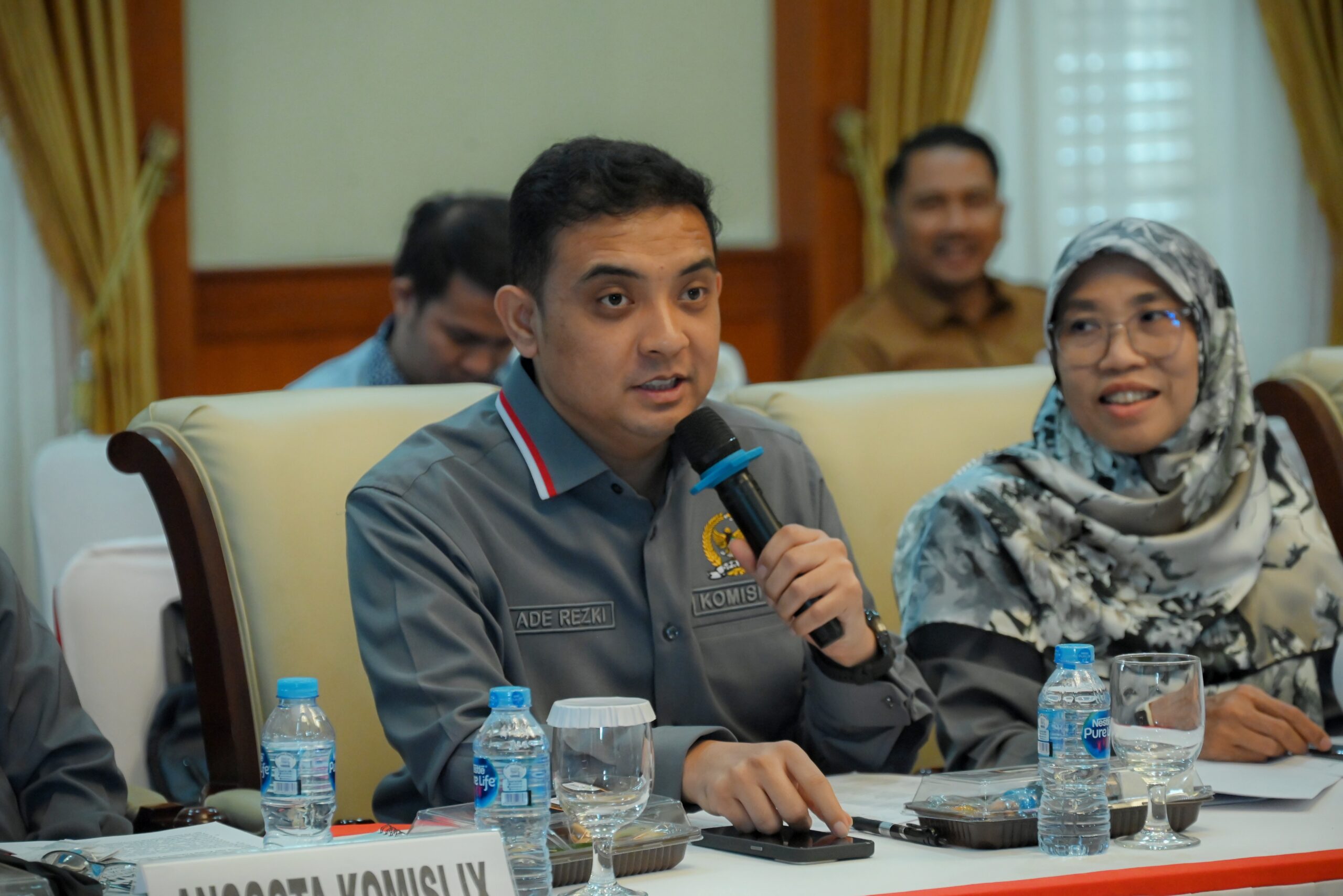 Anggota Komisi IX DPR RI Ade Rezki saat mengikuti Kunjungan Kerja Spesifik Komisi IX DPR RI di Rumah Daerah (Rumdis) Gubernur Kepulauan Riau, Senin (24/11/2025). Foto: Mentari/vel.