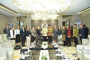 Wakil Ketua Komisi I DPR RI Dave Akbarshah Fikarno Laksono menerima kunjungan delegasi dari Department of Communications and the Arts Australia di Ruang Delegasi, Gedung Nusantara III DPR RI, Senayan, Jakarta, Rabu (5/11/2025). Foto : Jaka/Andri.