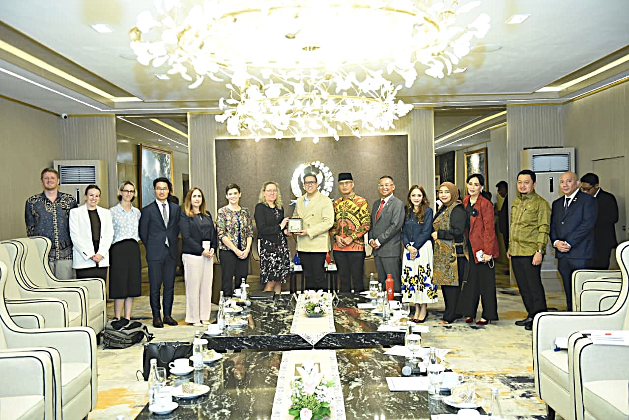 Wakil Ketua Komisi I DPR RI Dave Akbarshah Fikarno Laksono menerima kunjungan delegasi dari Department of Communications and the Arts Australia di Ruang Delegasi, Gedung Nusantara III DPR RI, Senayan, Jakarta, Rabu (5/11/2025). Foto : Jaka/Andri.