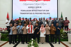 Tim kunjungan kerja reses Komisi V DPR RI saat foto bersama usai Rapat Kerja Komisi V DPR RI bersama Pemerintah Daerah se-Provinsi Maluku, di Kantor Gubernur Maluku, Ambon, Kamis (30/10/2025). Foto: Estu/vel.