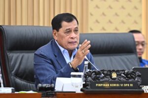 Wakil Ketua Komisi VI DPR RI Nurdin Halid saat memimpin RDPU Komisi VI DPR RI dengan sejumlah lembaga publik di Gedung Nusantara I, Senayan, Jakarta, Senin (10/11/2025). Foto: Farhan/vel.