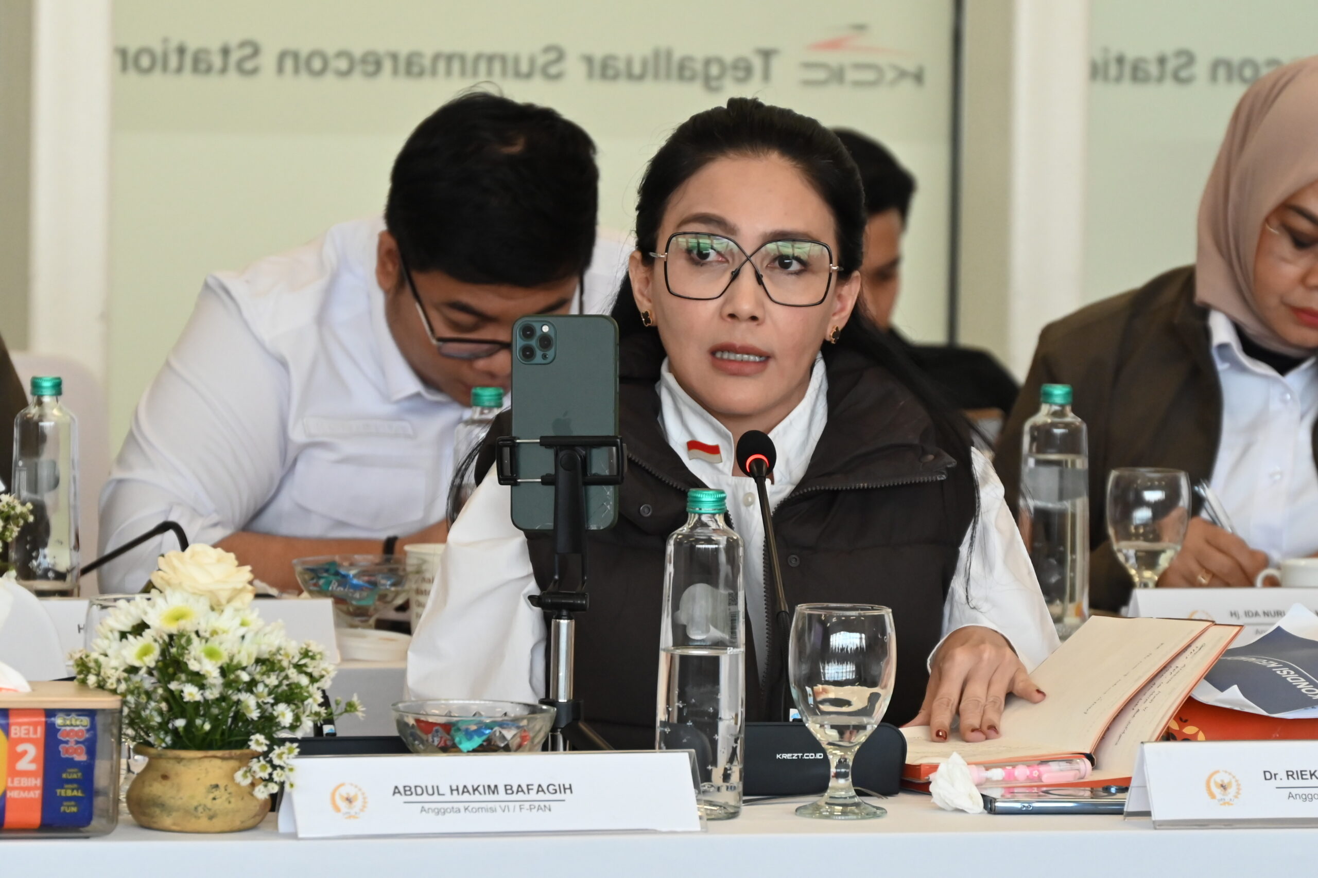 Anggota Komisi VI DPR RI Rieke Diah Pitaloka saat mengikuti pertemuan Komisi VI dengan jajaran Direksi BP Danantara, KAI, dan KCIC di Bandung, Provinsi Jawa Barat, Jumat (7/11/2025). Foto: Tasya/vel