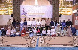 Deputi Bidang Administrasi Setjen DPR RI, Rahmat Budiaji beserta keluarga besar Setjen MPR, DPR, dan DPD RI saat kegiatan santunan yatim dan dhuafa di Masjid Baiturrahmandi Masjid Baiturrahman, Senayan, Jakarta, Selasa (11/11/2025). Foto : Ariefman/Andri.