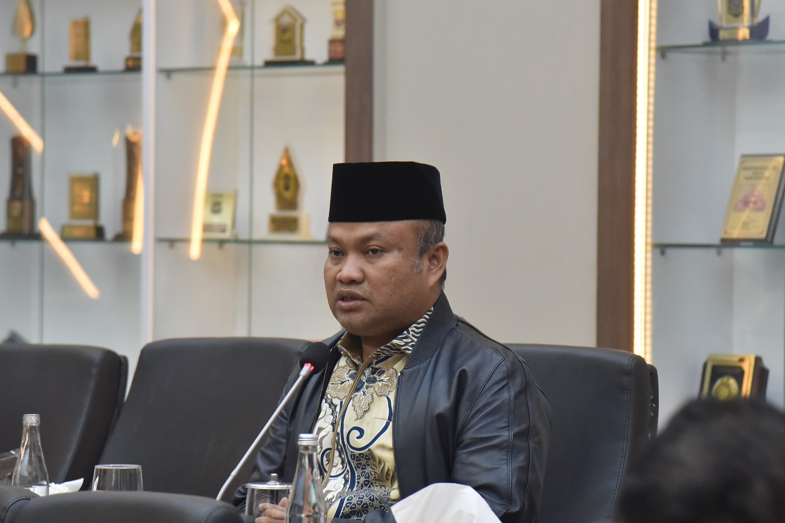Anggota Baleg DPR RI Sugiat Santoso saat mengikuti Rapat Kerja Baleg bersama Menteri Agama (Menag) serta Menteri Pendidikan Dasar dan Menengah (Mendikdasmen) di Gedung Nusantara I, DPR RI, Senayan, Jakarta, Rabu (19/11/2025). Foto: Mares/vel.